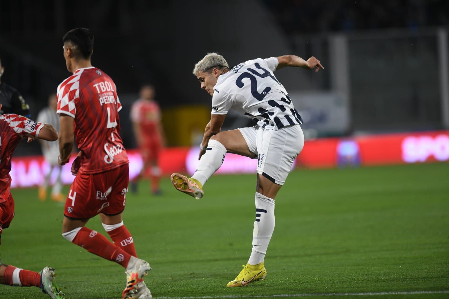 Ramón Sosa, de buen arranque, marcó el segundo tanto de Talleres frente a Barracas Central en el Kempes. (Javier Ferreyra / La Voz)