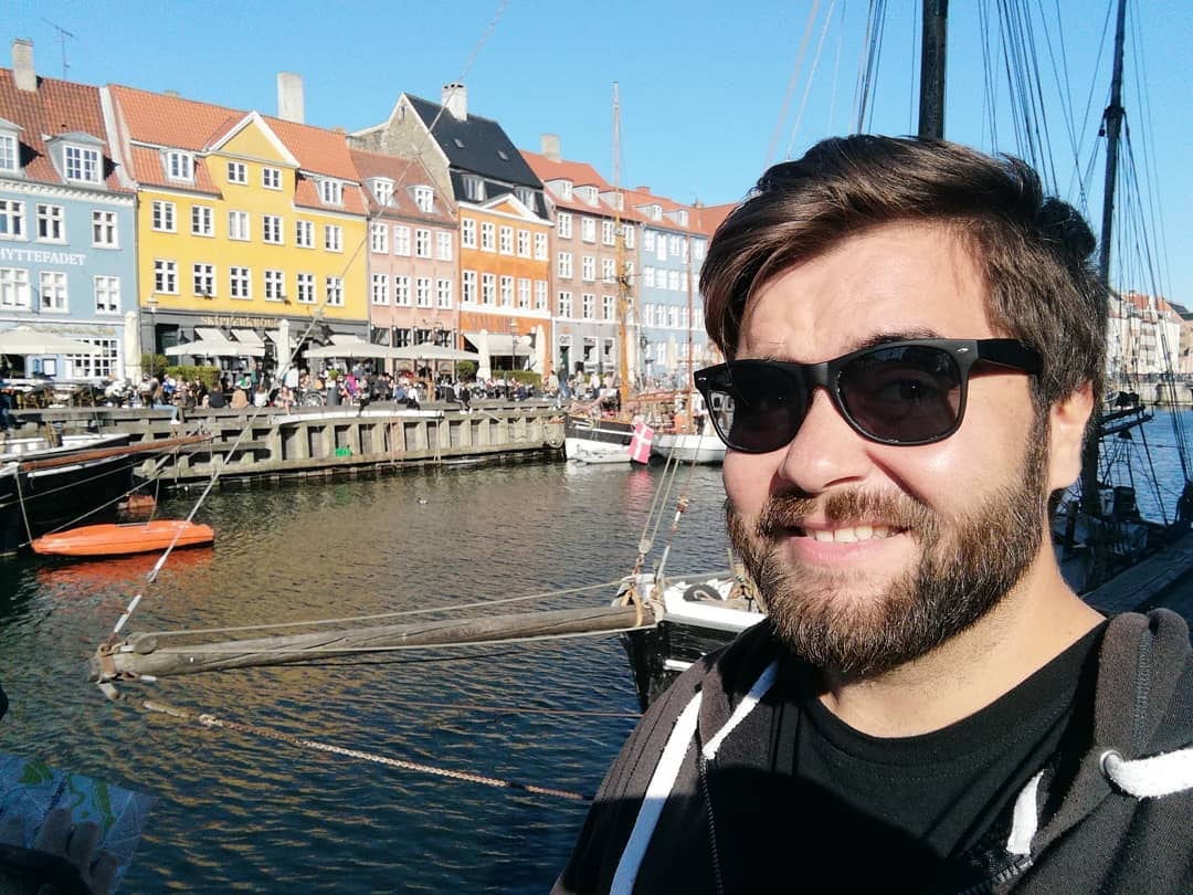 Matías Avaca posando en uno de los tantos paisajes neozelandeces.