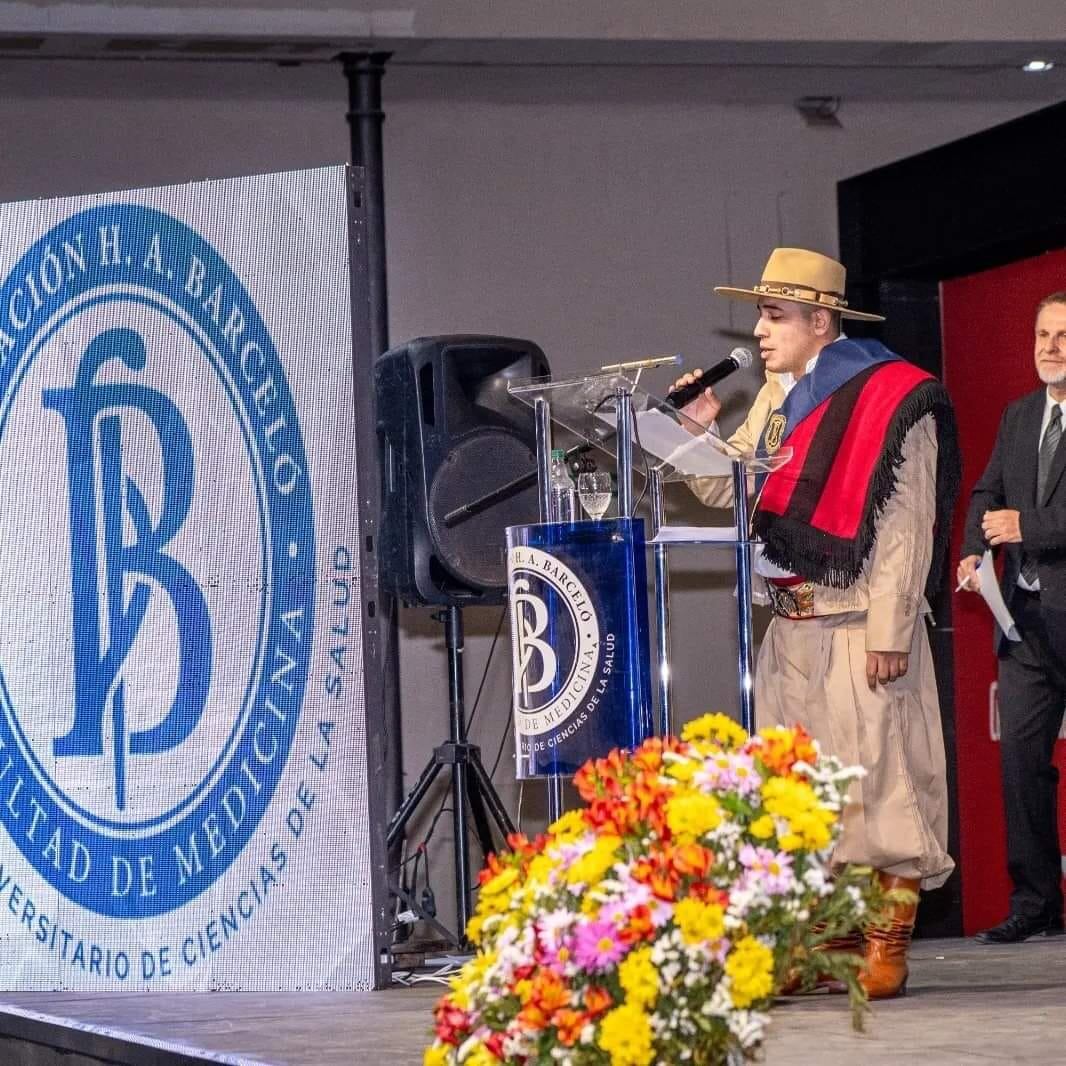 El joven médico dio un discurso en su Universidad.