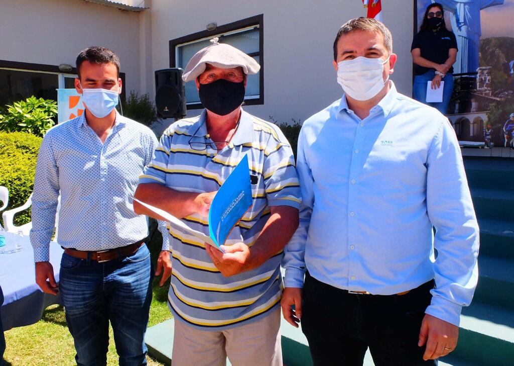 Se entregaron aportes económicos a los productores agropecuarios de La Cumbre afectados por los incendios. Foto: Jorge Gainza