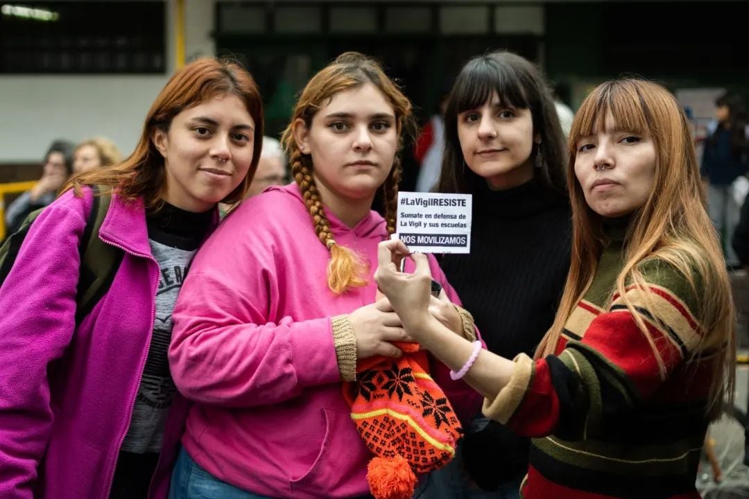 Organizaciones sindicales, sociales, vecinales y la comunidad educativa de La Vigil presentes en la marcha.