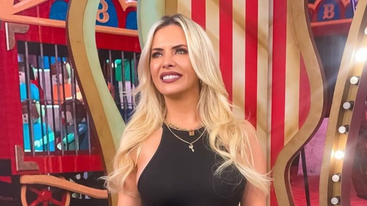 Ale Maglietti impuso tendencia con un conjunto coral: corpiño, brillos y mucho glam en Instagram