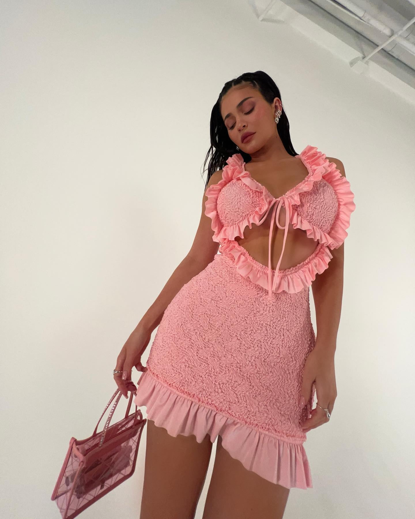 Kylie Jenner lució un minivestido rosa con escote en forma de corazón