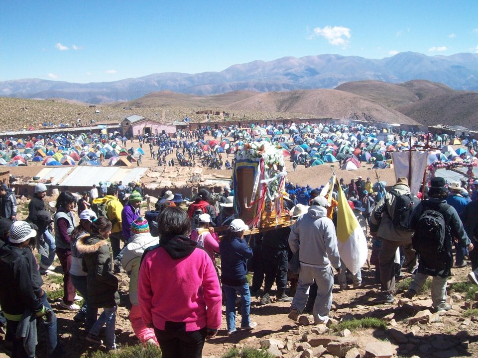 Multitudes de fieles, la mayoría promesantes entre los que se mezclan no pocos viajeros que hacen turismo religioso, se encuentran en Punta Corral en días previos a la Semana Santa, cada año.