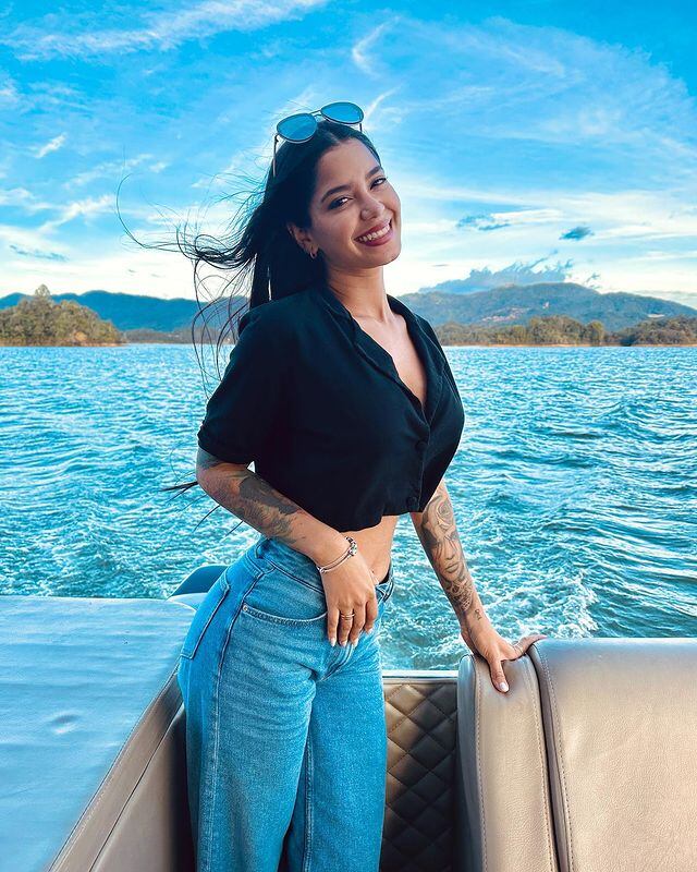 Jenn Muriel posó desde una lancha con un outfit casual