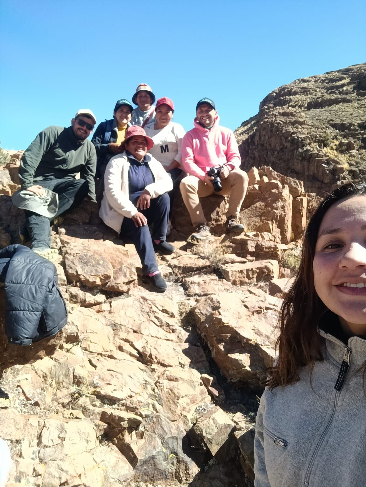 Cuatro mujeres revitalizan las montañas de Jujuy: María del Valle Cari, Susana Domínguez, Eugenia Vásquez y Elena Vásquez, junto a miembros de Acción Andina y Cine Móvil.