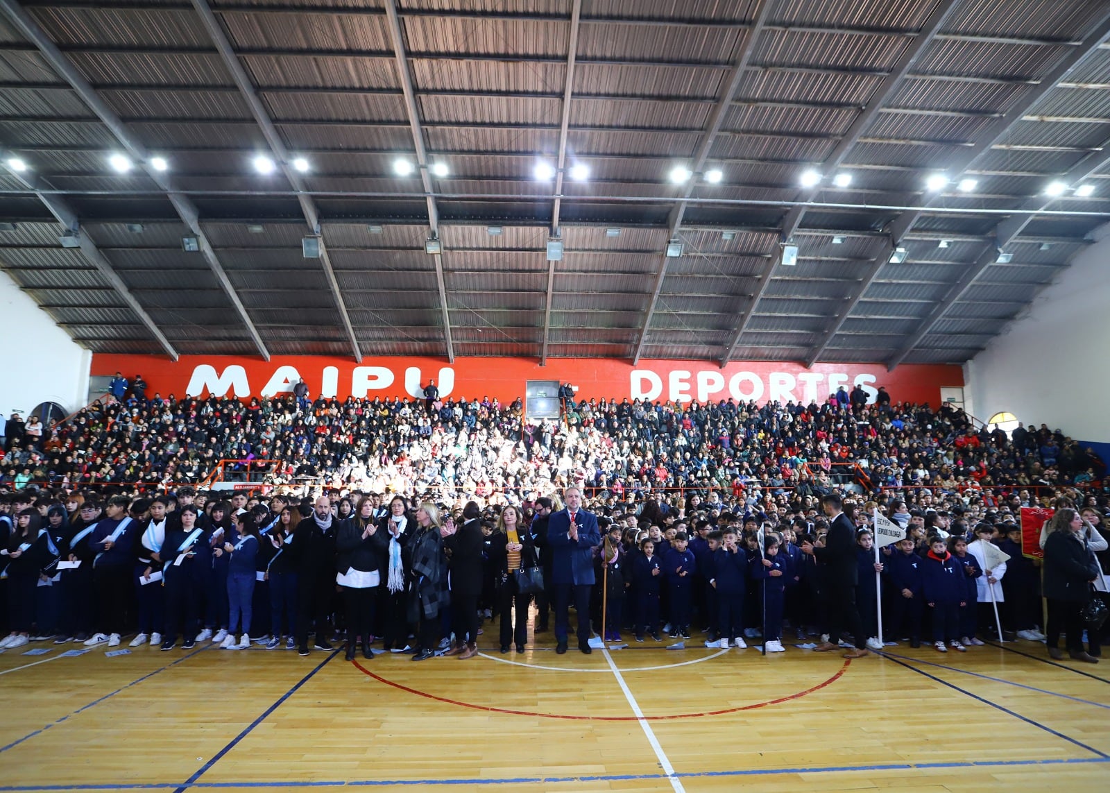 Estudiantes de Maipú prometieron lealtad a la bandera.