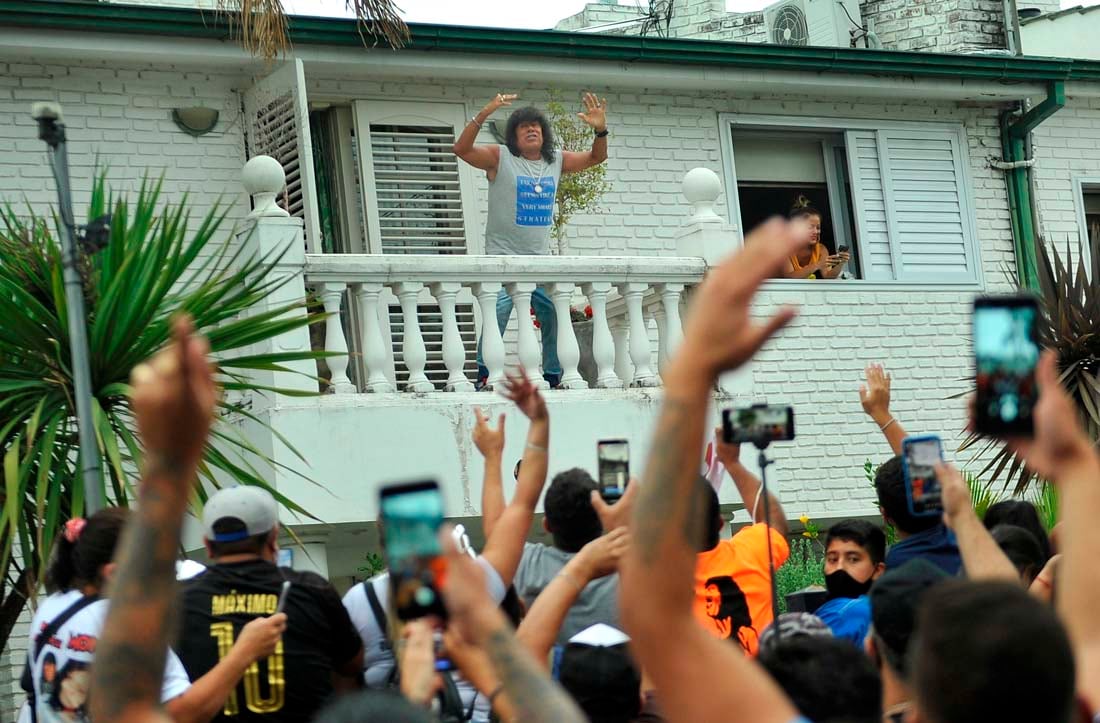 Festejo por los 70 años de Carlitos "La Mona" Jiménez enfrente de su casa en el Cerro de las Rosas. 11 enero 2021 (Javier Ferreyra)