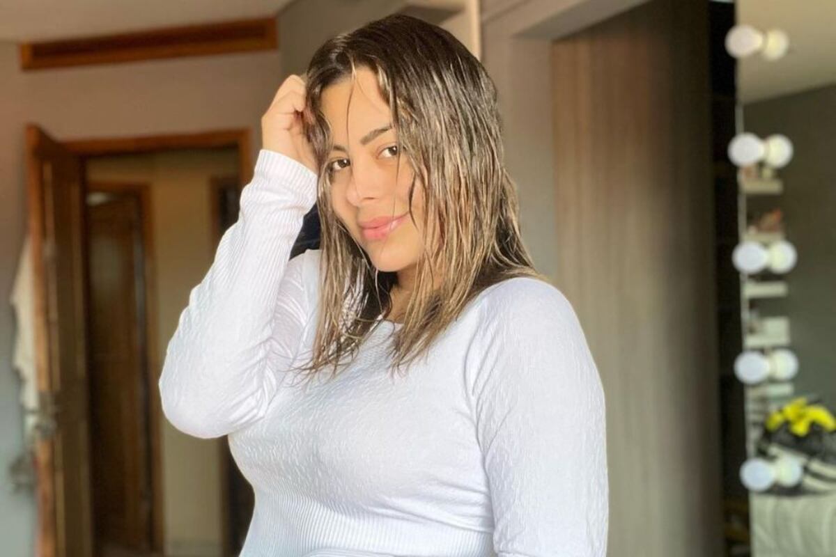 Larissa Riquelme lució un conjunto de ropa interior blanco tipo colaless y dejó ver su figura