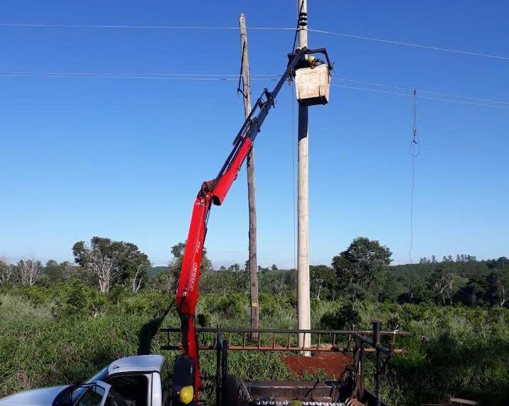 Energía de Misiones realiza obras en el tendido eléctrico en Montecarlo.