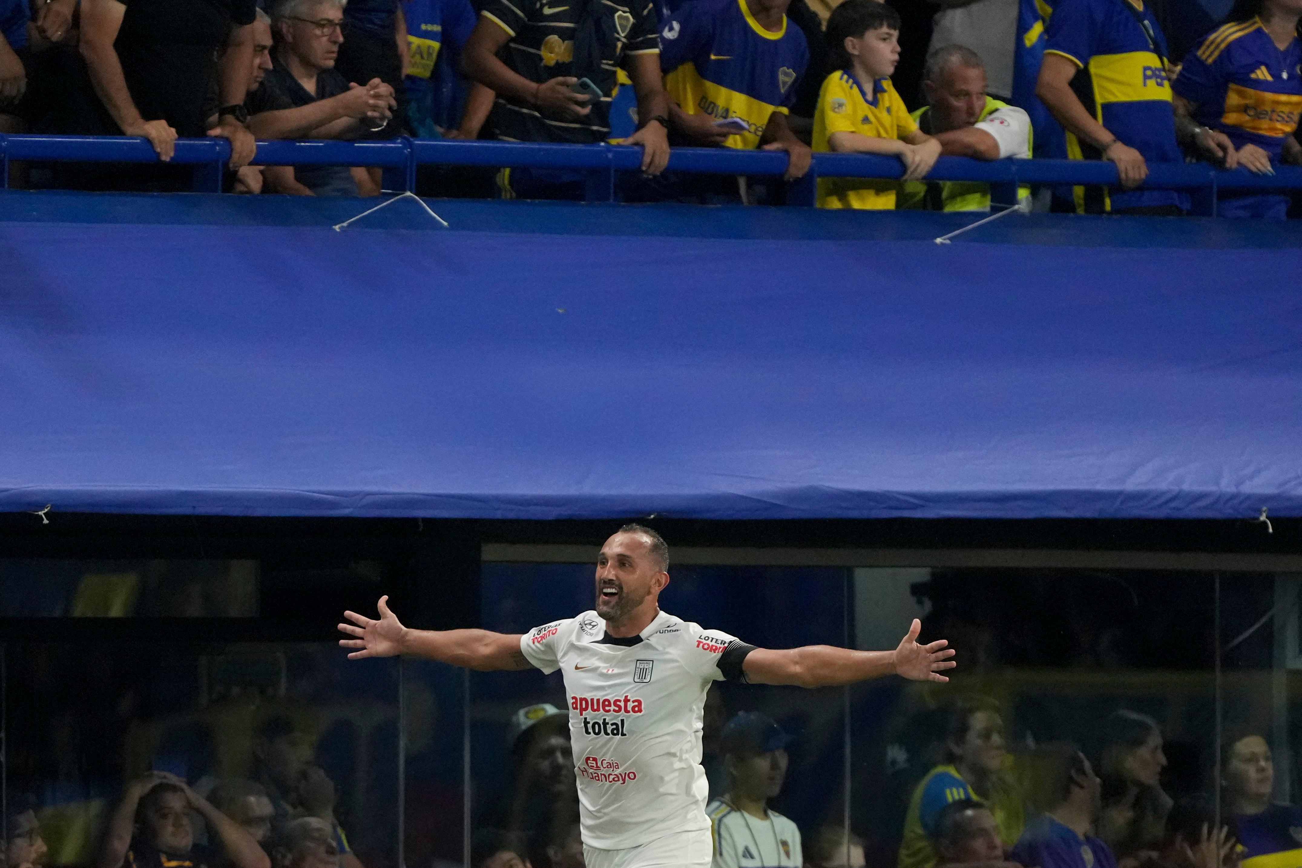 Hernán Barcos, del Alianza Lima de Perú, celebra tras anotar contra Boca Juniors durante un partido de la fase preliminar da la Copa Libertadores en el estadio La Bombonera de Buenos Aires, Argentina, martes 25 de febrero, 2025. (AP Foto/Gustavo Garello)