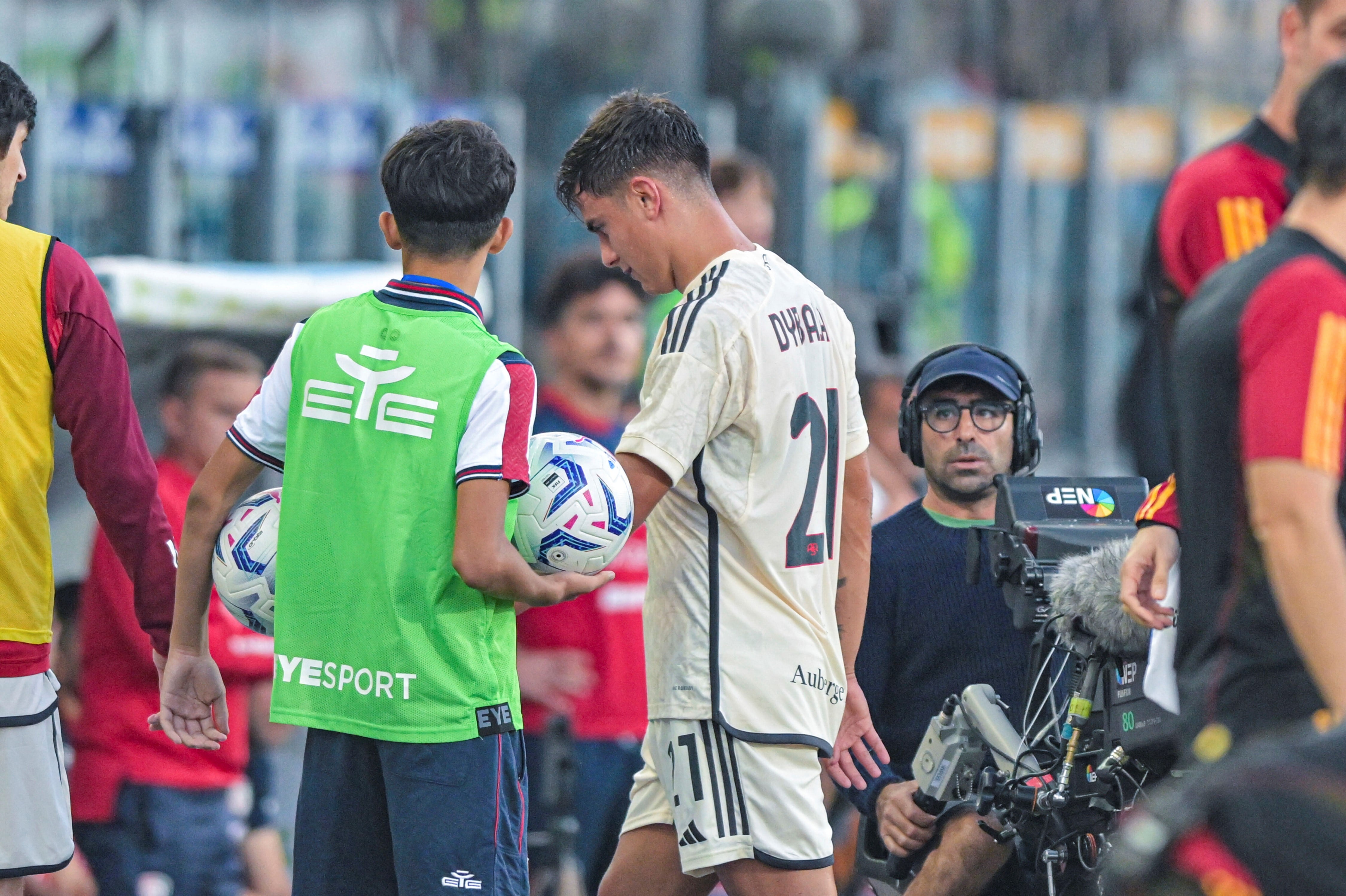 Paulo Dybala salió lesionado en la goleada de Roma 4-1 como visitante sobre Cagliari, por la octava fecha de la Serie A italiana. (AP)