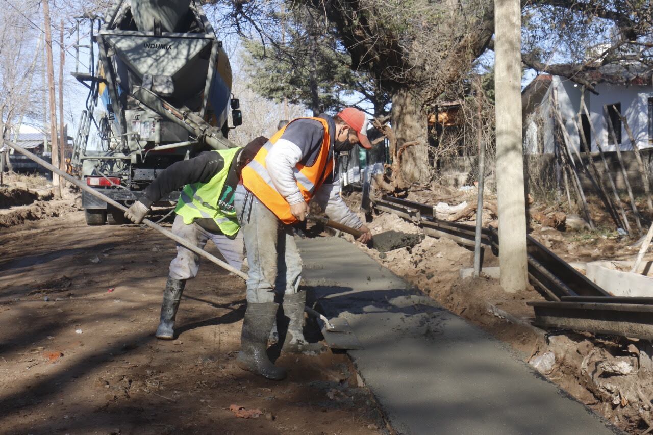 Obra cordón cuneta en calle Nilo, zona sur de Carlos Paz.