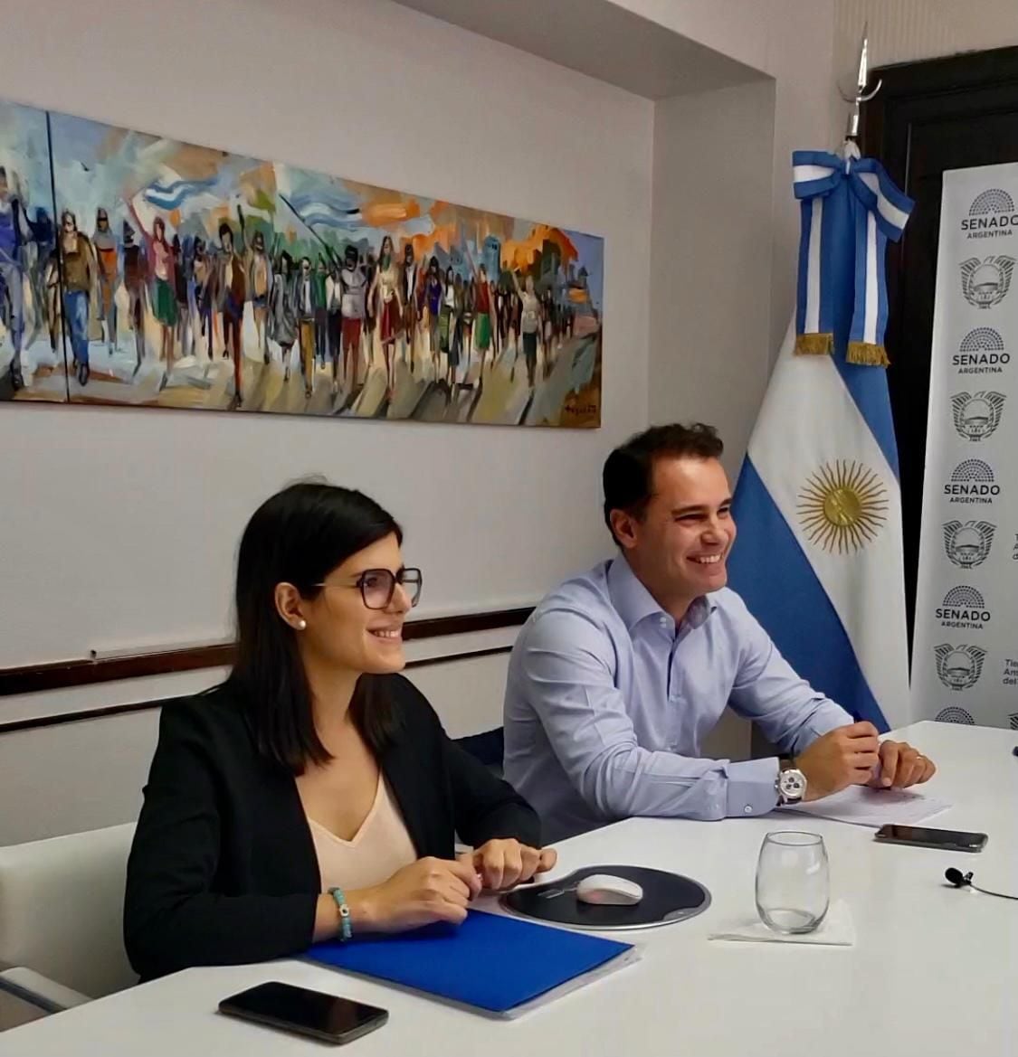 La secretaria de Economía y Finanzas de la Municipalidad, Brenda Tomasevich, acompañada del subsecretario de Desarrollo Económico, Gustavo Ventura.