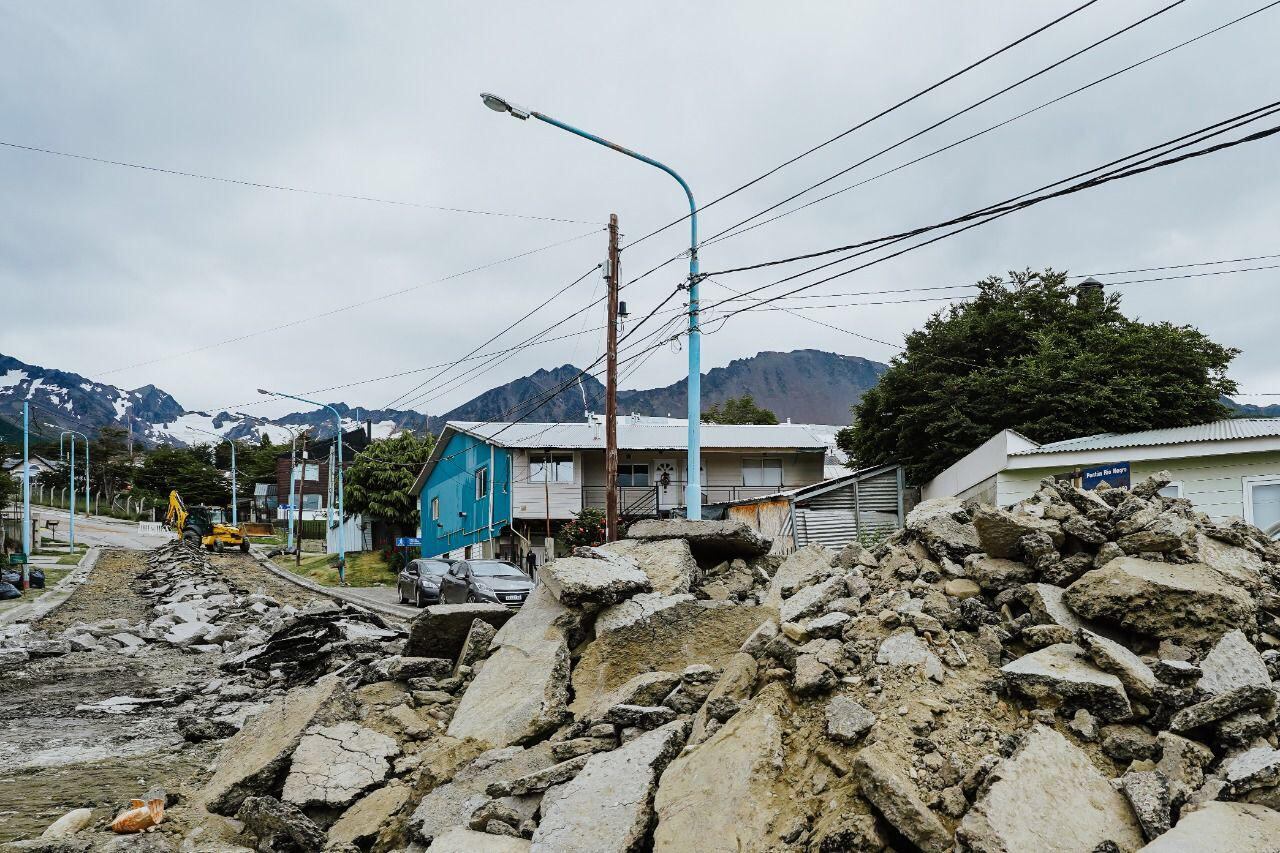 La Municipalidad de Ushuaia realiza trabajos en la calle Pontón Río Negro.