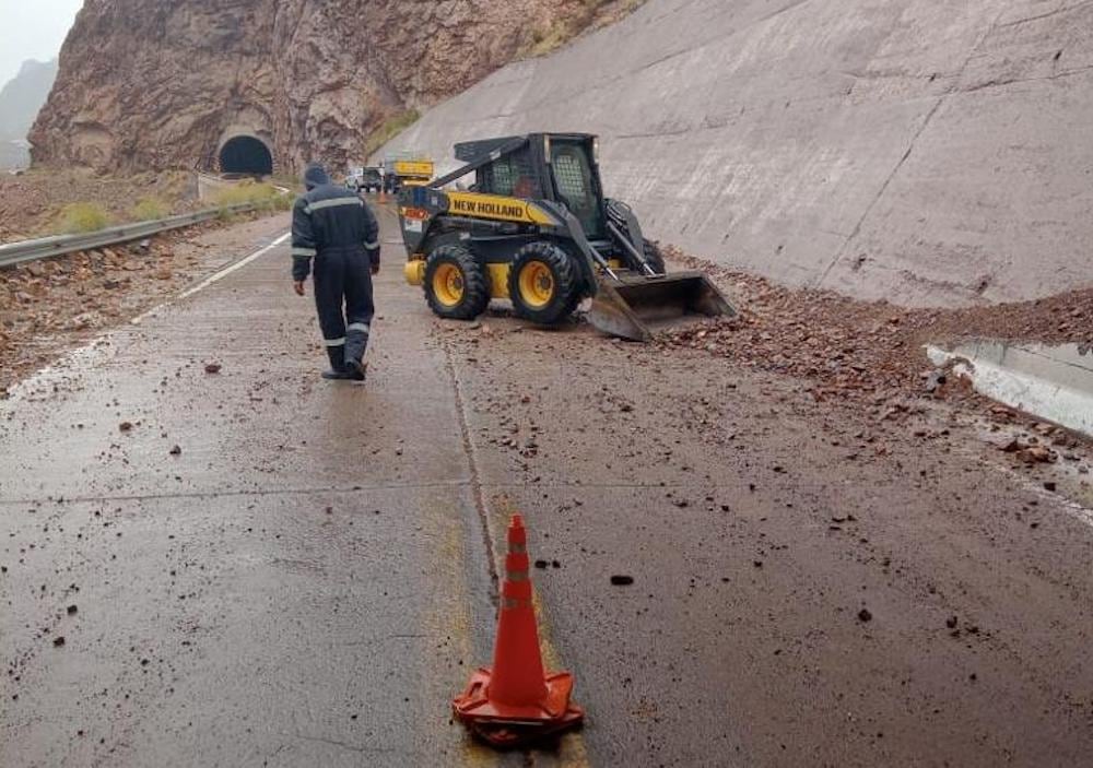 En la zona de túnes sobre la Ruta 7 se registraron desprendimientos de piedras a raíz de las fuertes lluvias. Peronal de Vialidad trabaja en el despeje. Gentileza Los Andes