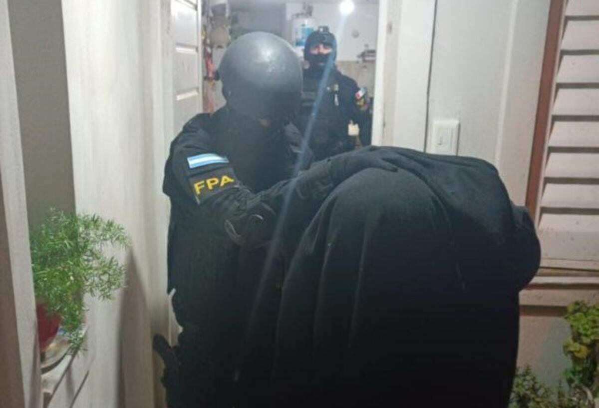 Un pareja fue detenida por la FPA por delivery de drogas en Arroyito
