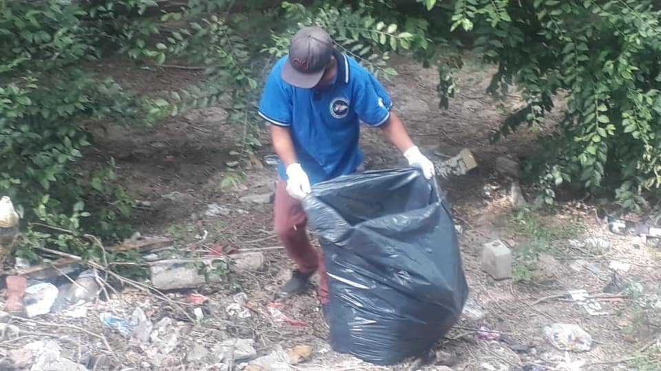 Uno de los tantos vecinos del barrio, juntando basura en un espacio verde de la ciudad.