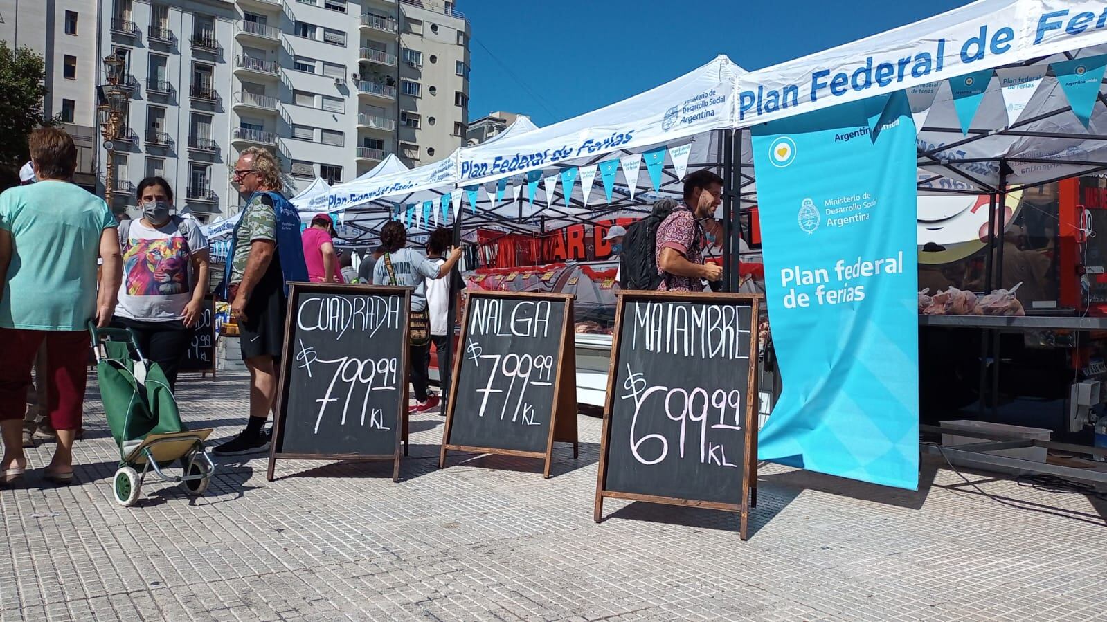 Trabajadores marplatenses trabajaron con sus puestos de carne y pescado en pleno corazón de Buenos Aires.