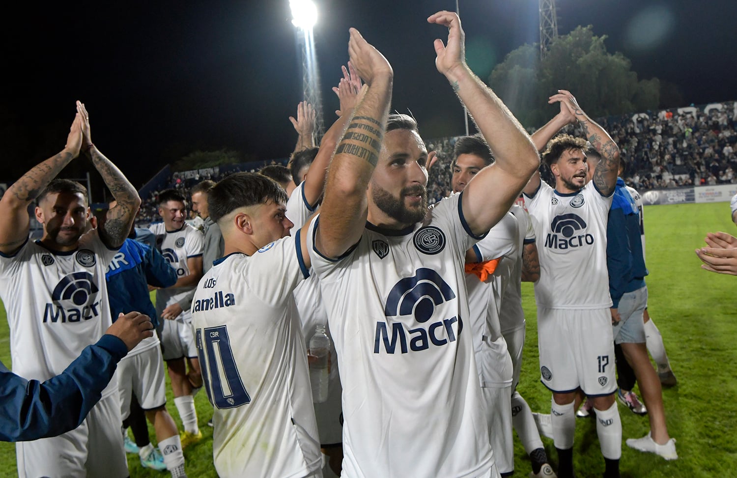 Juan Manuel Elordi agradece a la gente de la Lepra, tras haber sido autor de gol frente a Quilmes, tras uno de los encuentros por la Primera Nacional en el Estadio Juan Bautista Gargantini.

Foto: Orlando Pelichotti