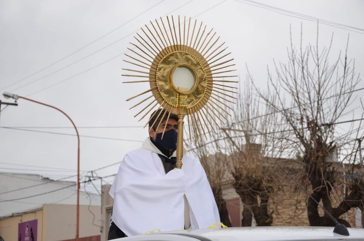 El Corpus Christi recorrió Coronel Rosales y reavivó la Fe