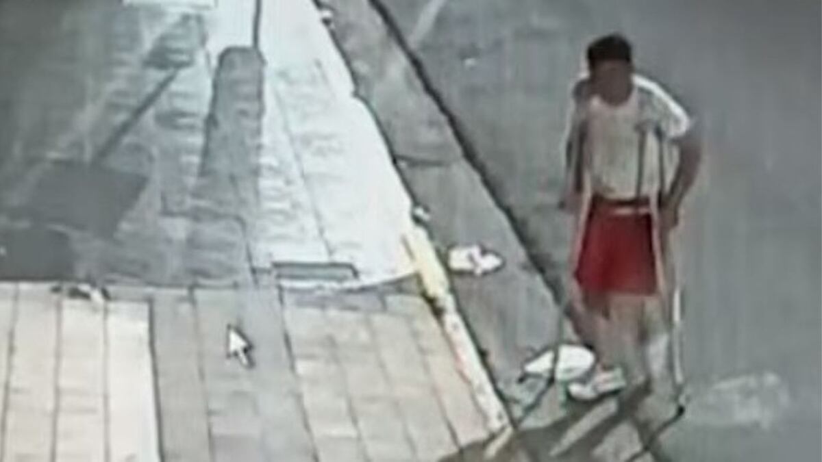 Insólito video: ladrón en muletas arrancó los fusibles de una reconocida radio en Córdoba