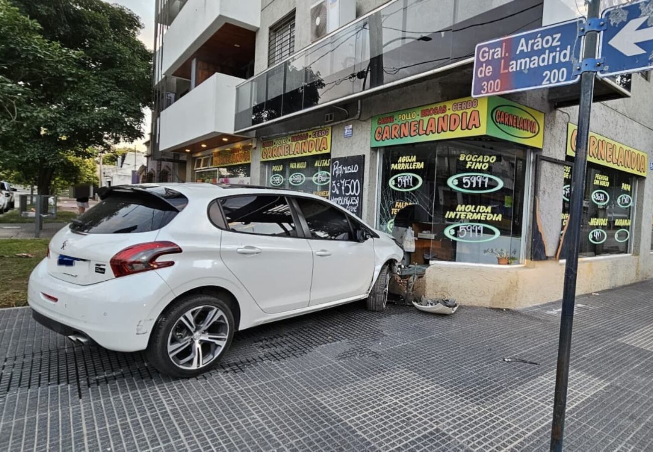 El automovilista estaba alcoholizado, perdió el control y se incrustó dentro de una carnicería en Córdoba.