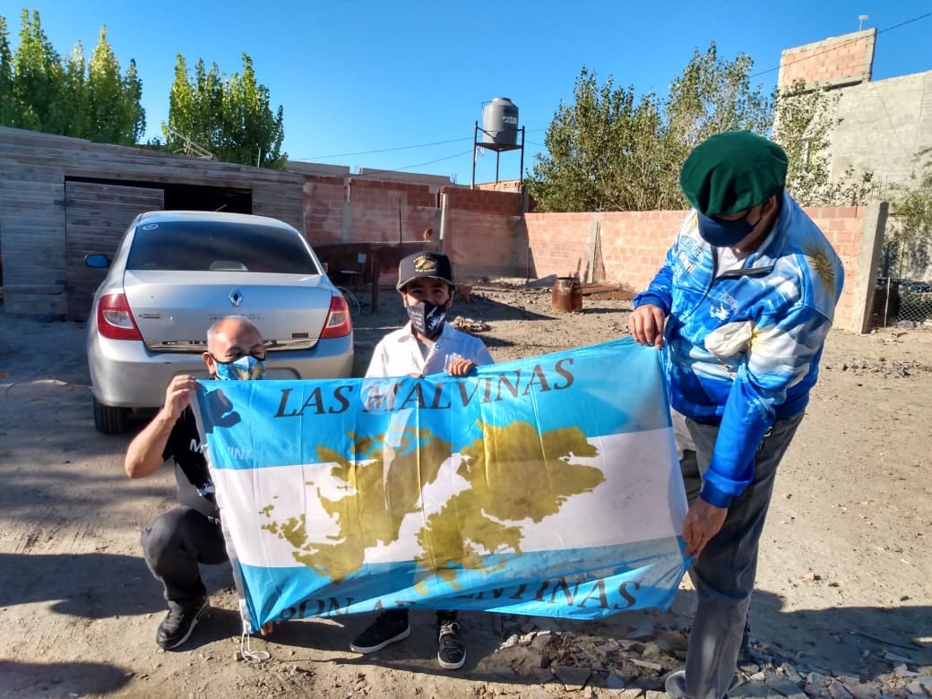 Los VGM lo premiaron con una bandera malvinera y una gorra bordada con las islas en hilos de oro.