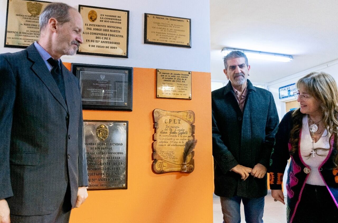 Desde la institución también descubrieron una placa por la celebración del aniversario.