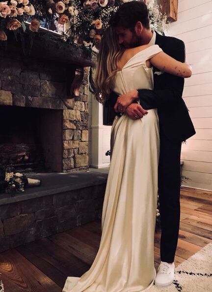 Miley Cyrus y Liam Hemsworth el día de su casamiento.