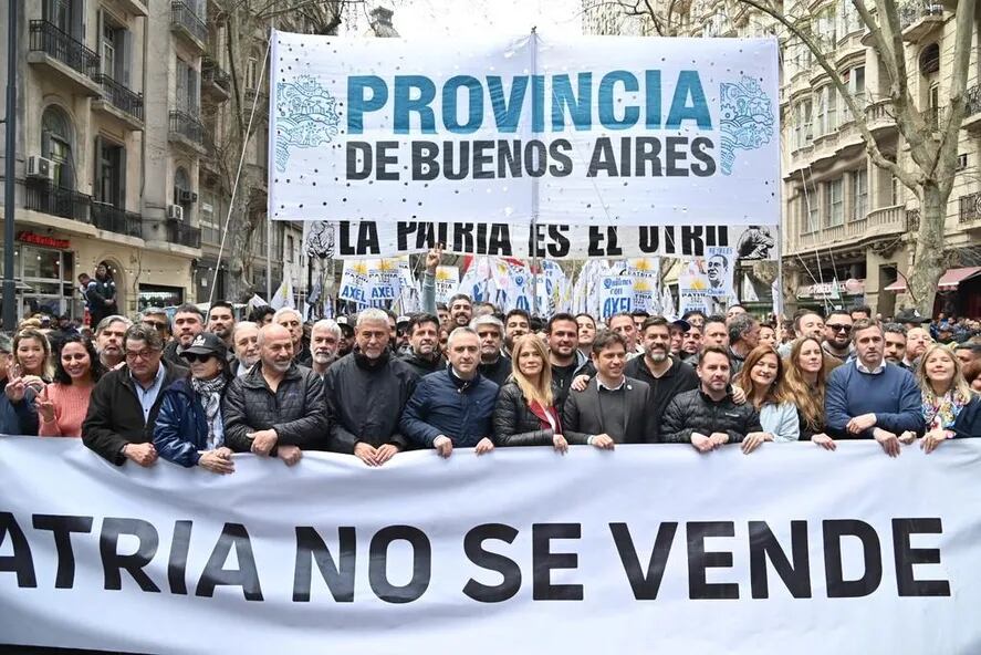 Políticos en la marcha contra el veto de Milei. (Foto Infocielo)