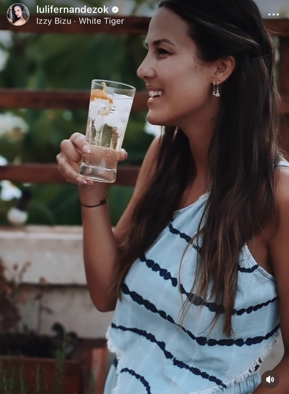 El look batik de día que elige Luli Fernández para combatir el verano.