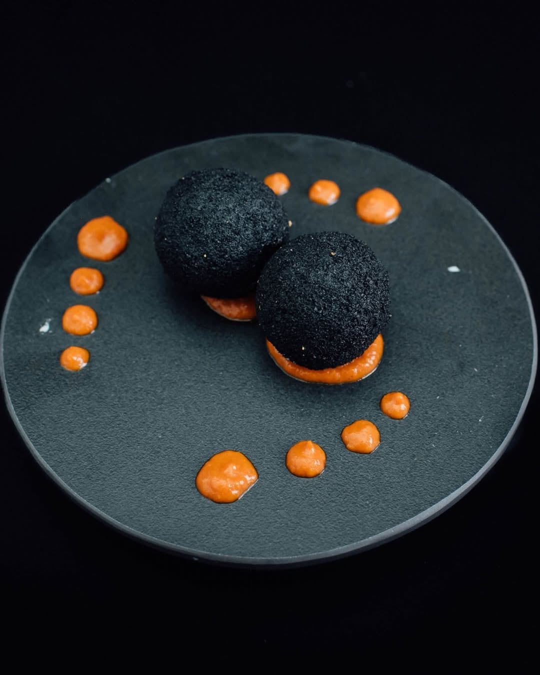 Croquetas de osobuco rebozadas con pan negro.