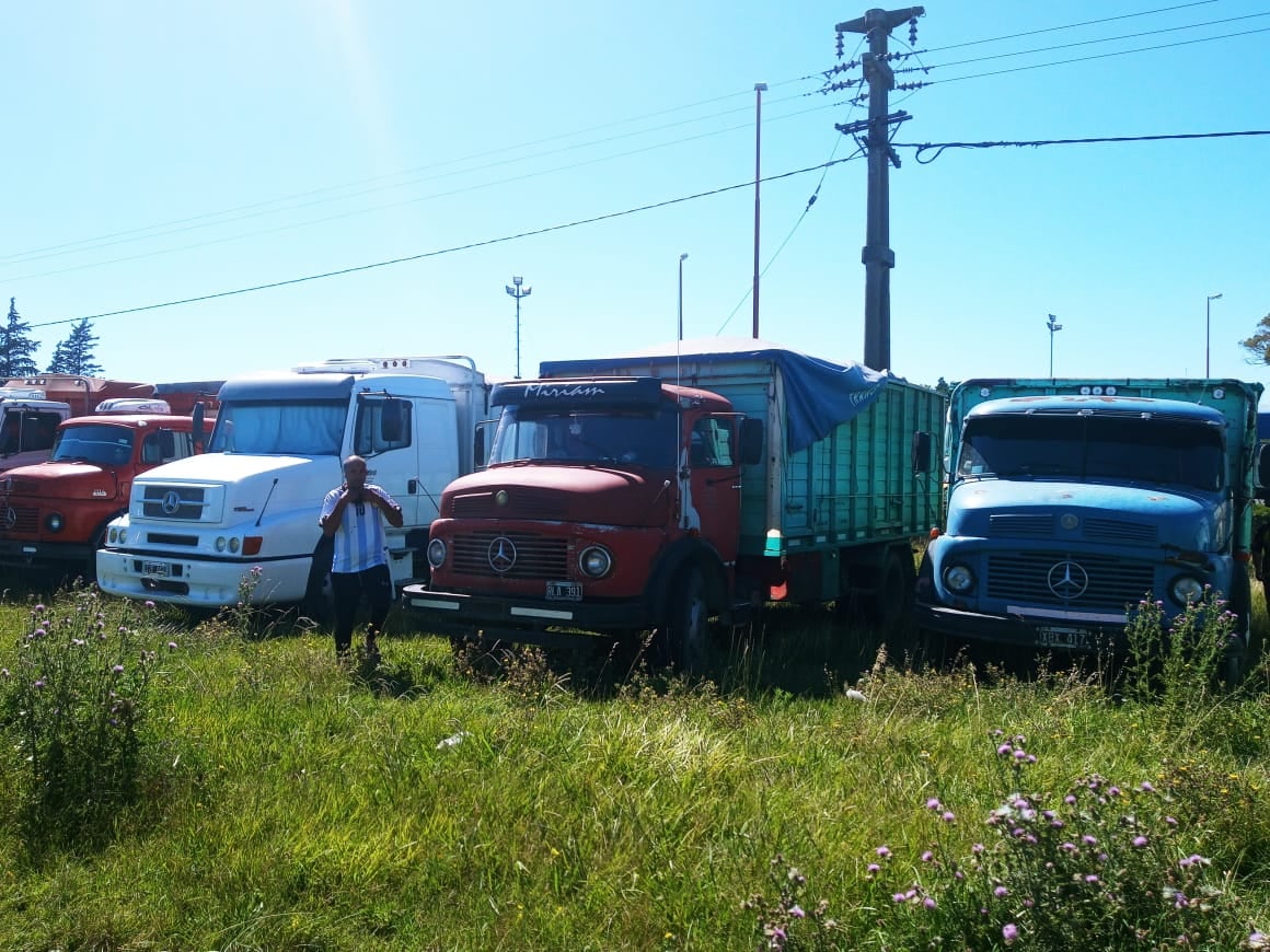 Camioneros autoconvocados continúan con el paro en la intersección de la Ruta 3 y 228.