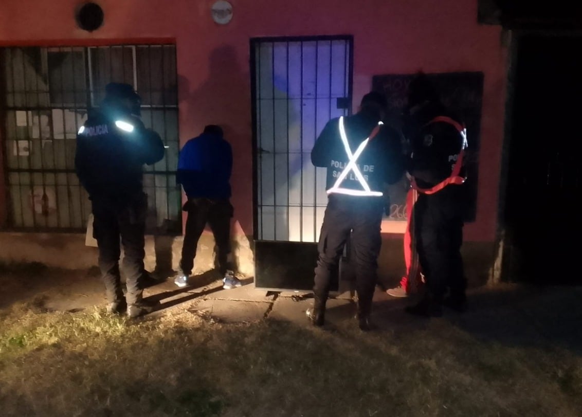 Dos puntanos fueron detenidos por estar vendiendo un televisor en la calle