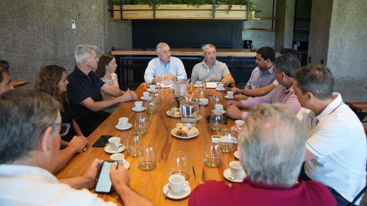 El presidente del Comité Nacional de la Unión Cívica Radical y gobernador de Jujuy, Gerardo Morales, mantuvo un encuentro de trabajo con el diputado nacional Julio Cobos y otros importantes dirigentes mendocinos.