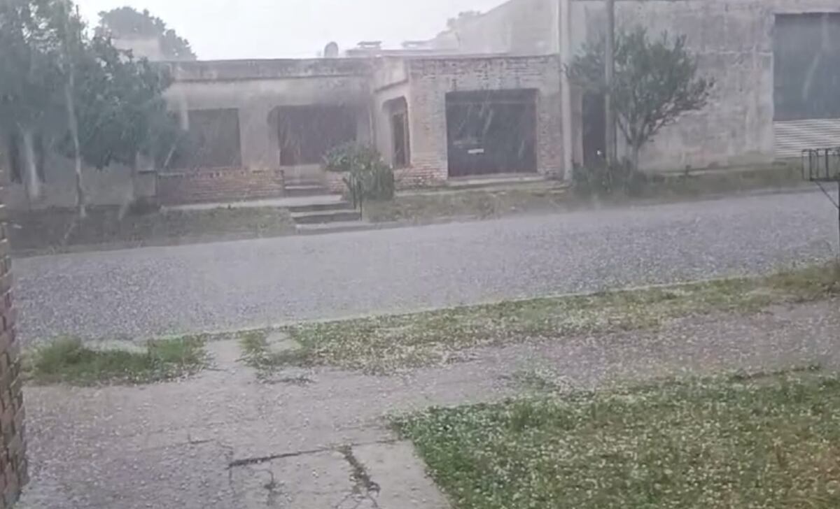 Clima en Córdoba: impresionante caída de granizo en Sampacho, en el sur provincial