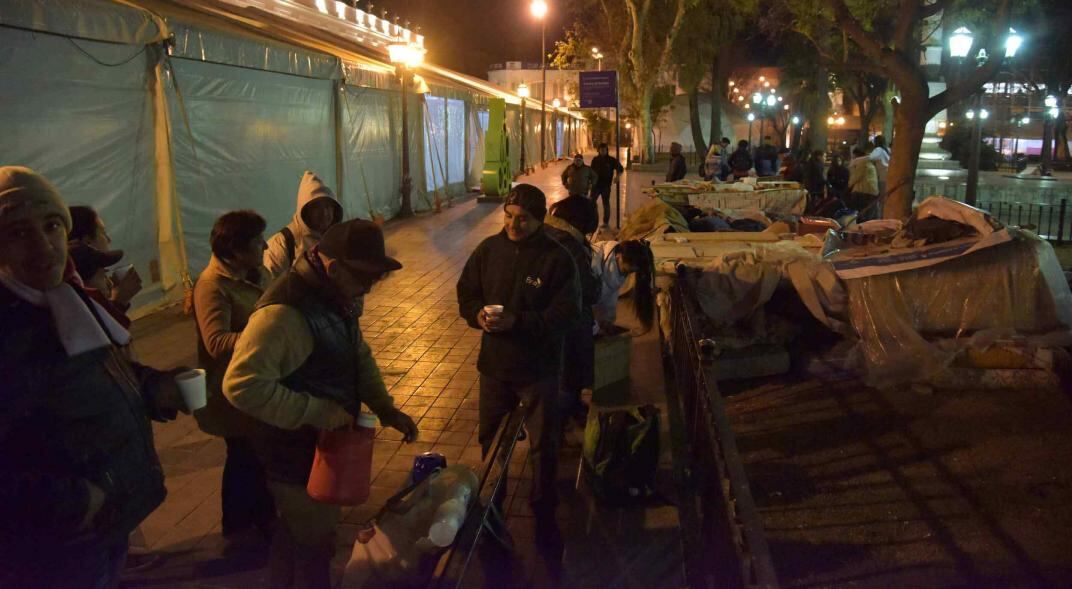 Asistencia. Varias organizaciones entregan alimentos a las personas en situación de calle. (Facundo Luque)