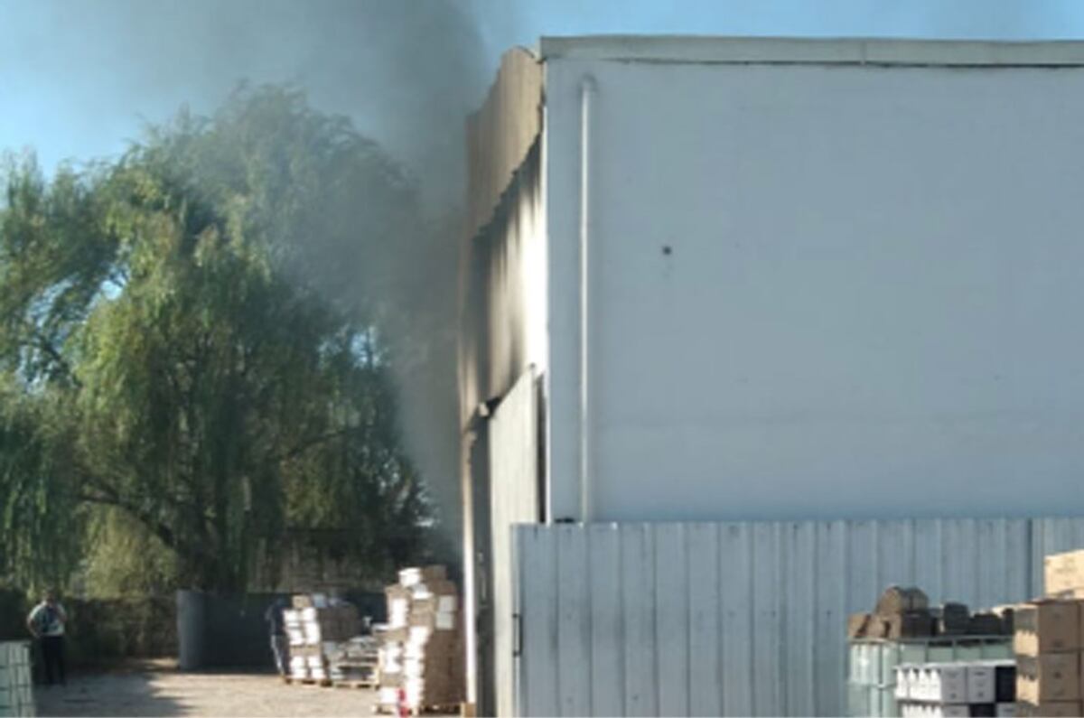 Incendio en una destilería de Córdoba: bomberos trabajan para apagar las llamas