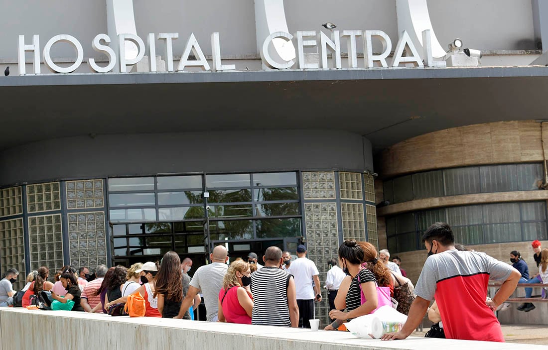 Aumento de casos positivos Covid 19 en Mendoza
Largas filas y demoras para sacar turnos para ser atendido y para acceder a la nla entrada y farmacia del Hospital Central.


Foto: Orlando Pelichotti