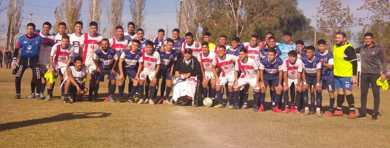 Los equipos junto a Franco Lizardo, una foto histórica.