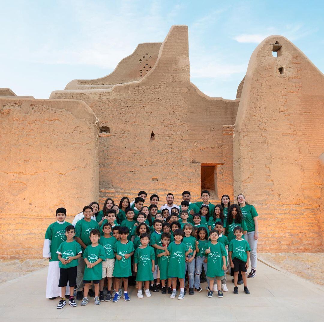 El exjugador de Barcelona se sacó una foto con un grupo de niños árabes.