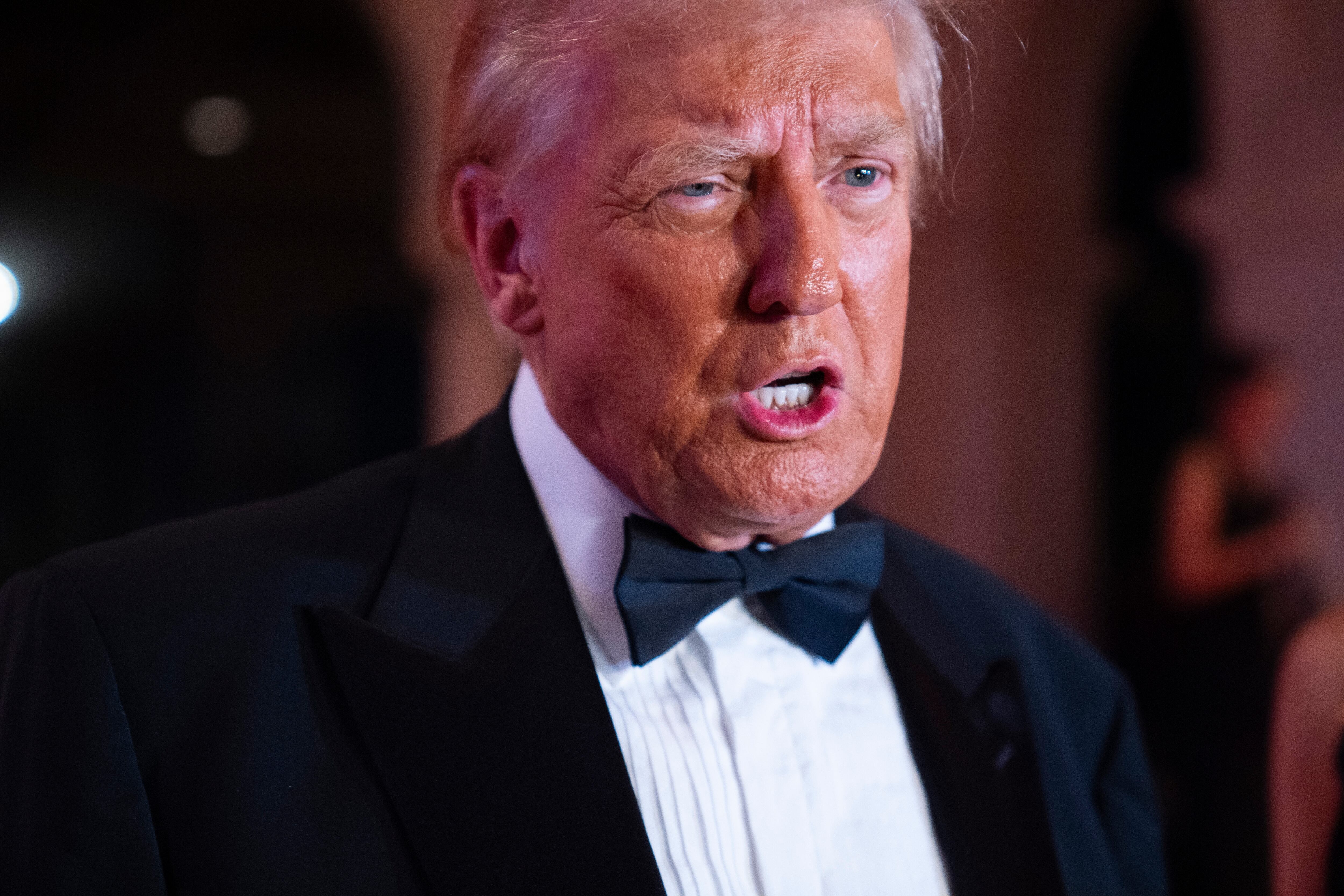 El presidente electo de EEUU, Donald Trump, habla con reporteros antes de una fiesta de Año Nuevo el martes 31 de diciembre de 2024 en Palm Beach, Florida. (AP Foto/Evan Vucci)