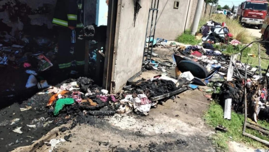 Imágenes del Merendero Sapucay que sufrió un incendio el último domingo. (Foto La Nueva).