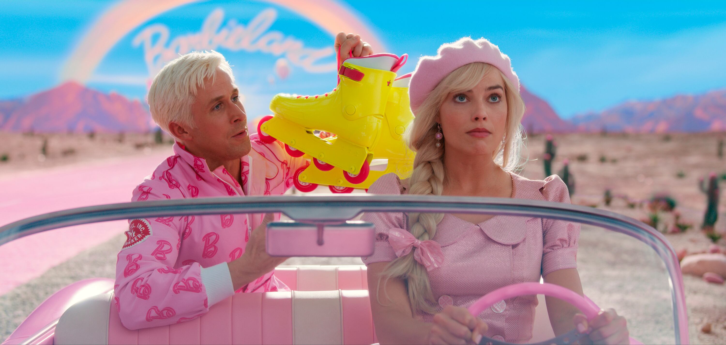 Este imagen proporcionada por Warner Bros. Pictures muestra a Ryan Gosling, izquierda, y Margot Robbie en una escena de "Barbie". (Warner Bros. Pictures vía AP)