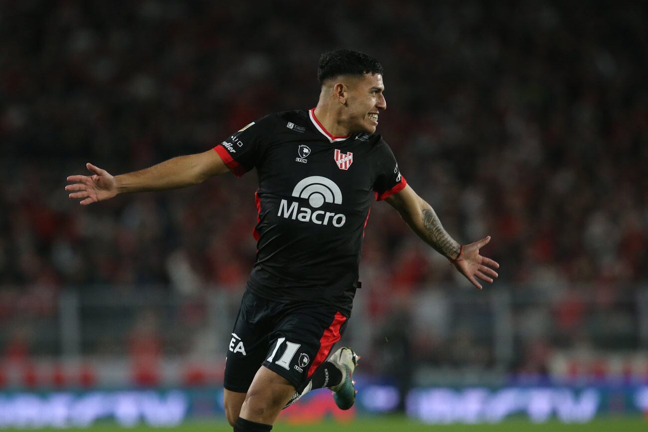 Santiago Rodríguez festeja su gol a los 4 segundos en el partido de Instituto ante River, en el Monumental de Buenos Aires, por la fecha 21 de la Liga Profesional. (Fotobaires)