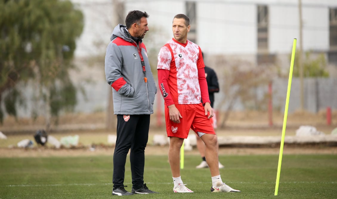 Dabove hablando esta mañana con el volante Aued en La Agustina (Foto: Prensa IACC).