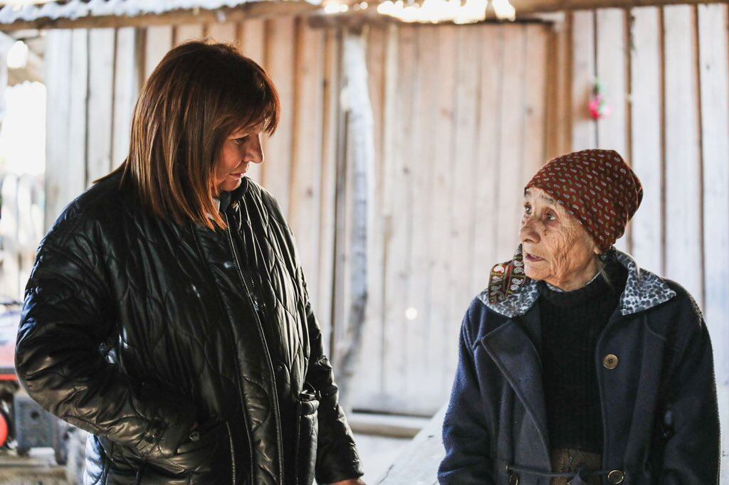 Patricia Bullrich y la abuela de Loan