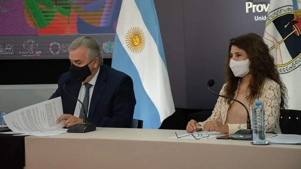 El gobernador Morales firmó el decreto de oficialización del Manual de Procedimientos para la Atención y Protección de Mujeres y Personas de la Diversidad Sexual, junto a la presidenta del Consejo Provincial de la Mujer e Igualdad de Género, Alejandra Martínez.