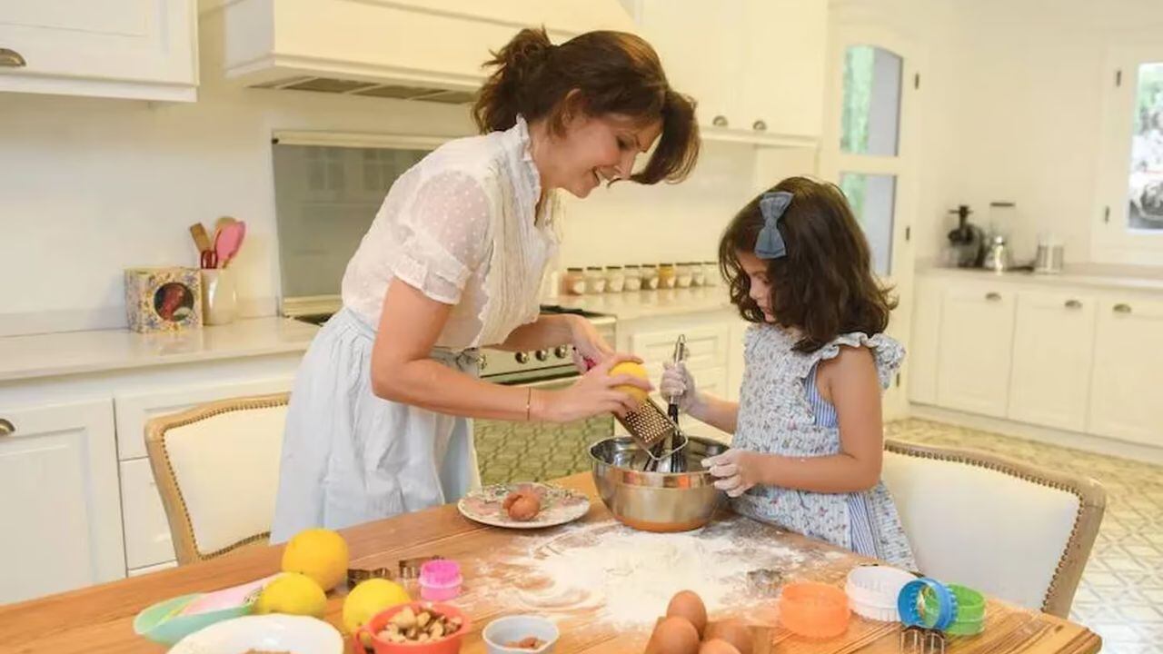 Es el mejor sitio para disfrutar de una tarde con su hija Belita haciendo galletitas.